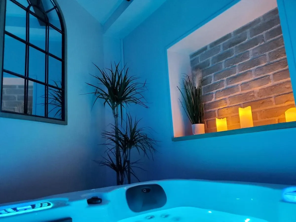 Jacuzzi Privatif Dans Maison De Village Au Calme Flaviac 0*,  France